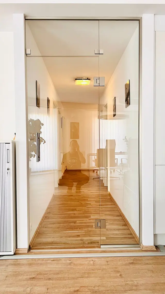 Sklenená priečka s posuvnými dverami, realizácia Sklenárstva BYDOP