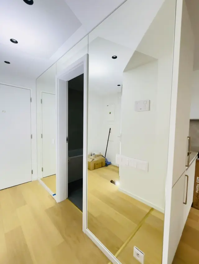 Zrkadlo s brúsenou hranou nad umývadlom, realizácia Sklenárstva BYDOP